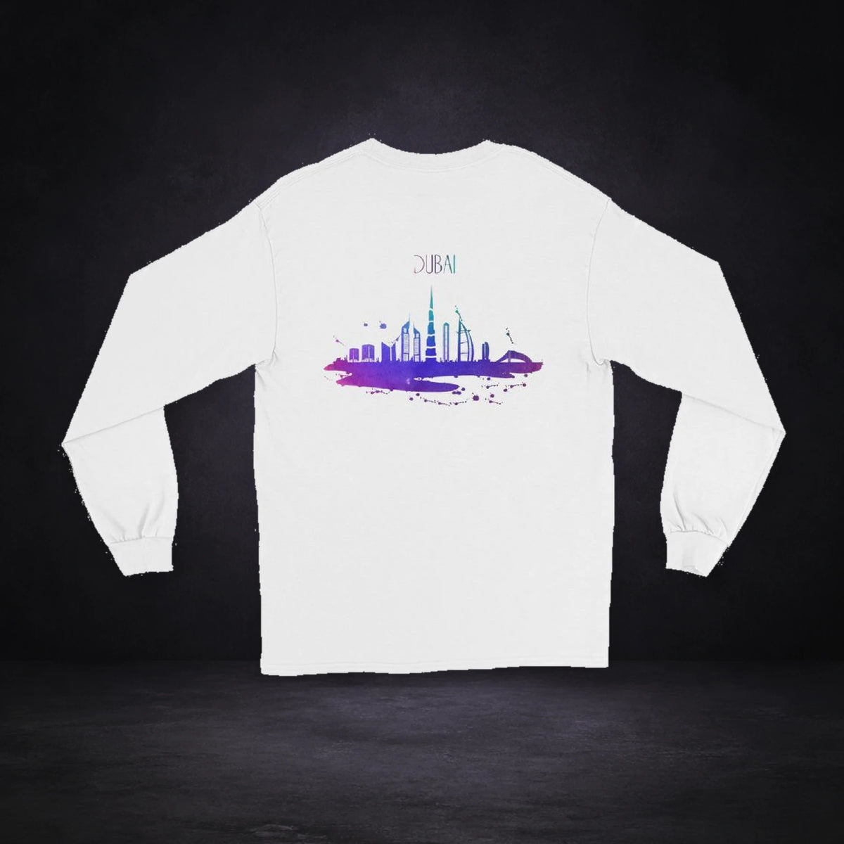 Criminal Graphic T-Shirt von NiZED, Rückansicht mit Designprint vor dunklem Betonhintergrund