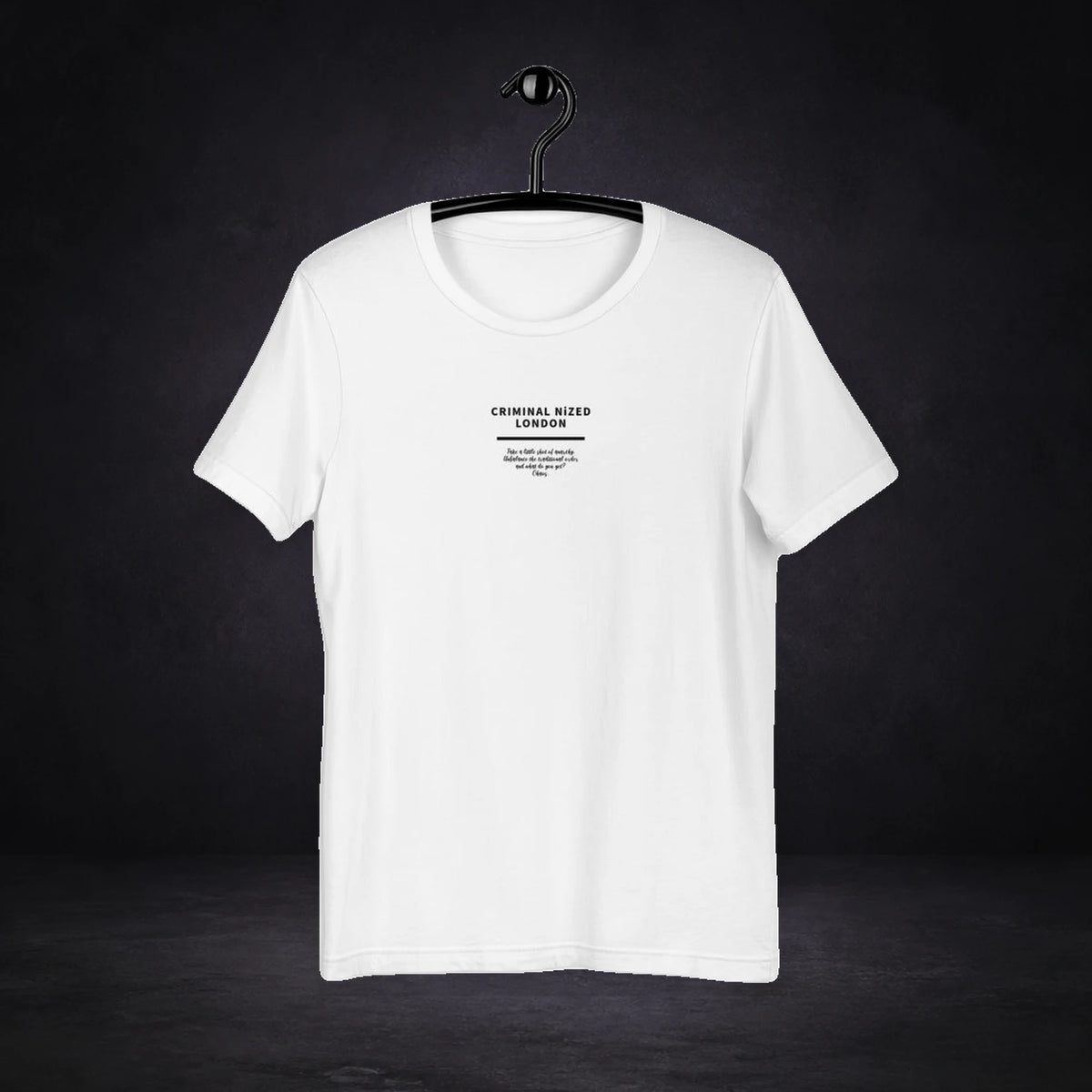 London Graphic T-Shirt von NiZED, Vorderansicht mit Designprint vor dunklem Betonhintergrund