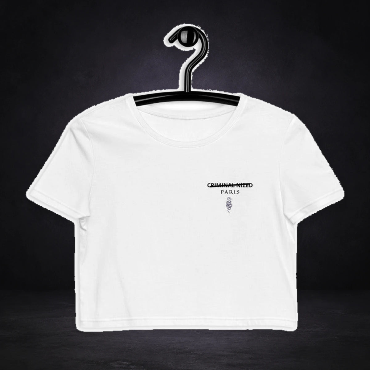 Paris Crop Top von NiZED, Vorderansicht mit Designprint vor dunklem Betonhintergrund