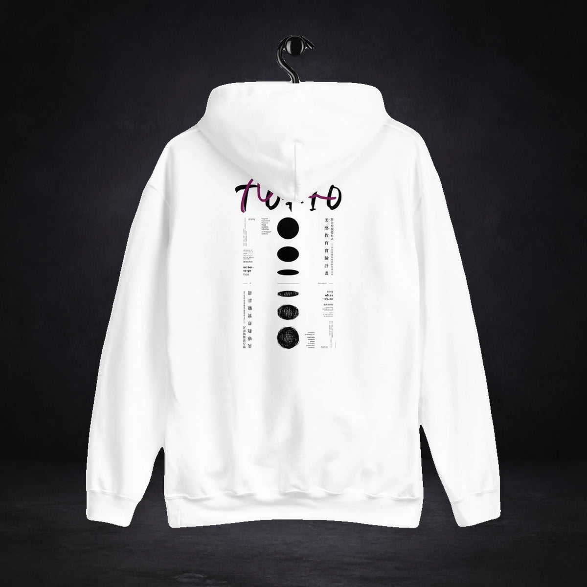Tokio Graphic Hoodie von NiZED, Rückansicht mit Designprint vor dunklem Betonhintergrund