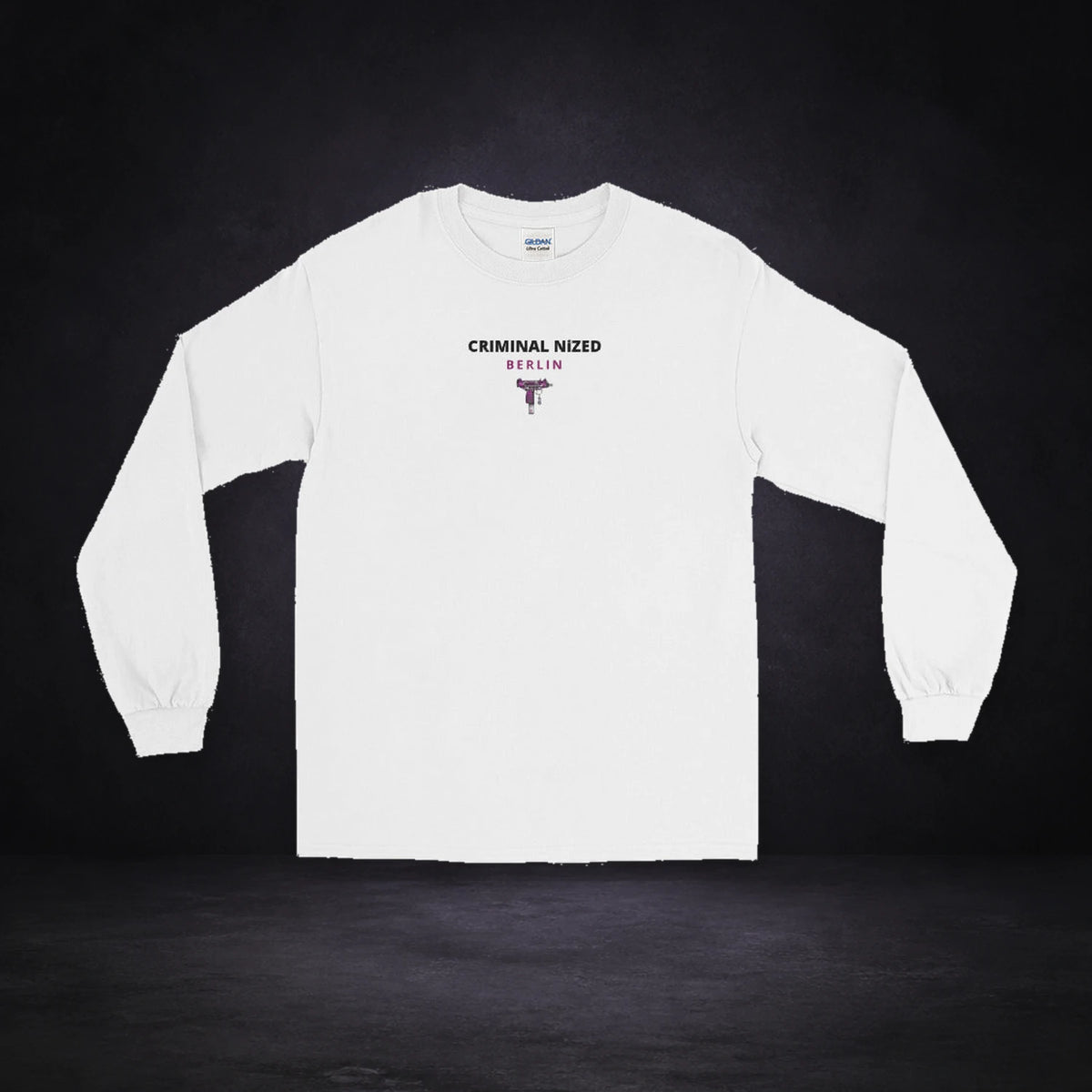 Berlin Graphic Longsleeve von NiZED, Vorderansicht mit Designprint vor dunklem Betonhintergrund