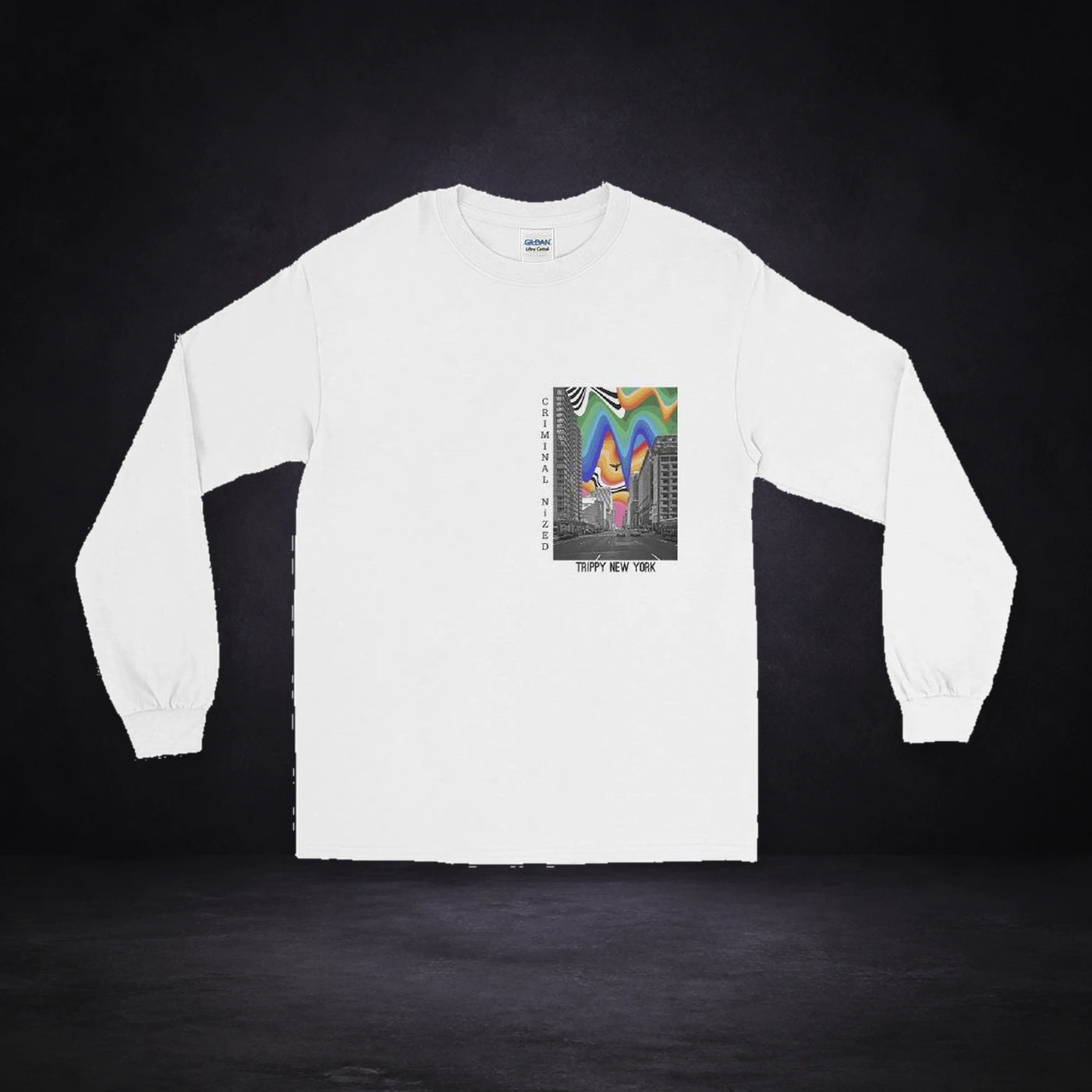 New York Longsleeve von NiZED, Vorderansicht mit Designprint vor dunklem Betonhintergrund