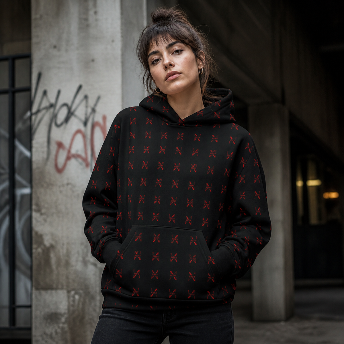 NiZED Design Kapuzenpullover mit rotem Allover-Print an Frau in Berlin – KI-generierte Darstellung