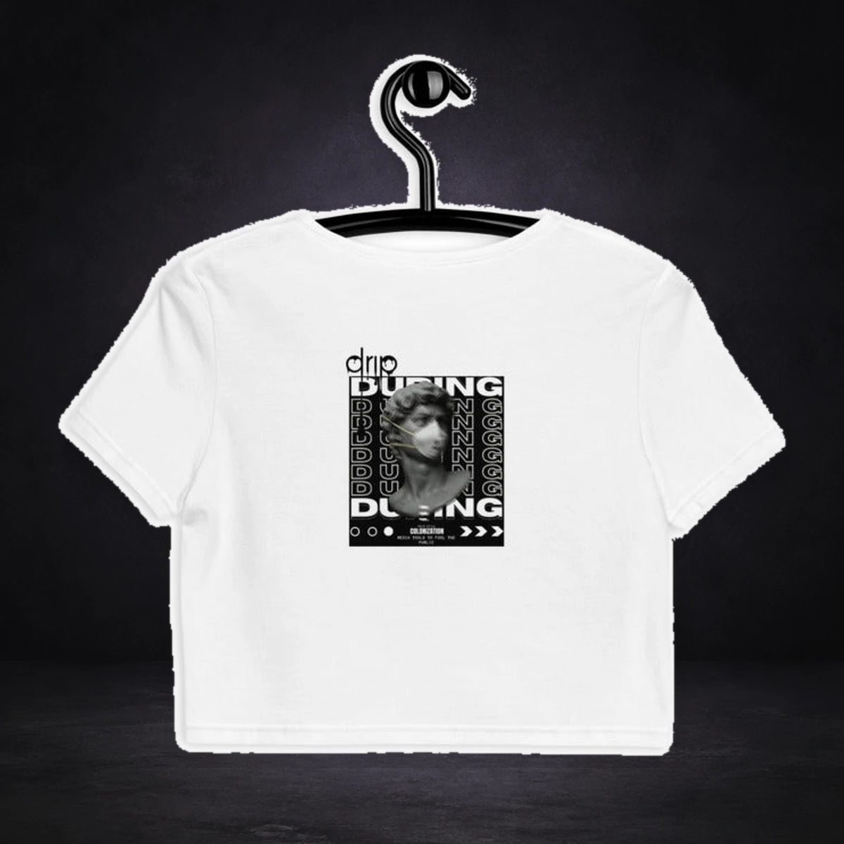 Drip Crop Top von NiZED, Rückansicht mit Designprint vor dunklem Betonhintergrund