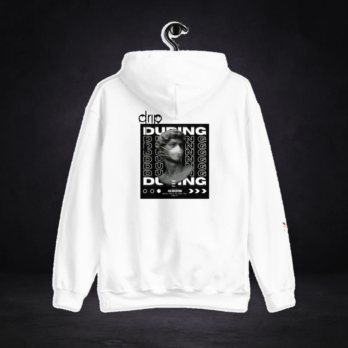Drip Graphic Hoodie von NiZED in Weiß, Rückansicht mit Designprint vor dunklem Betonhintergrund