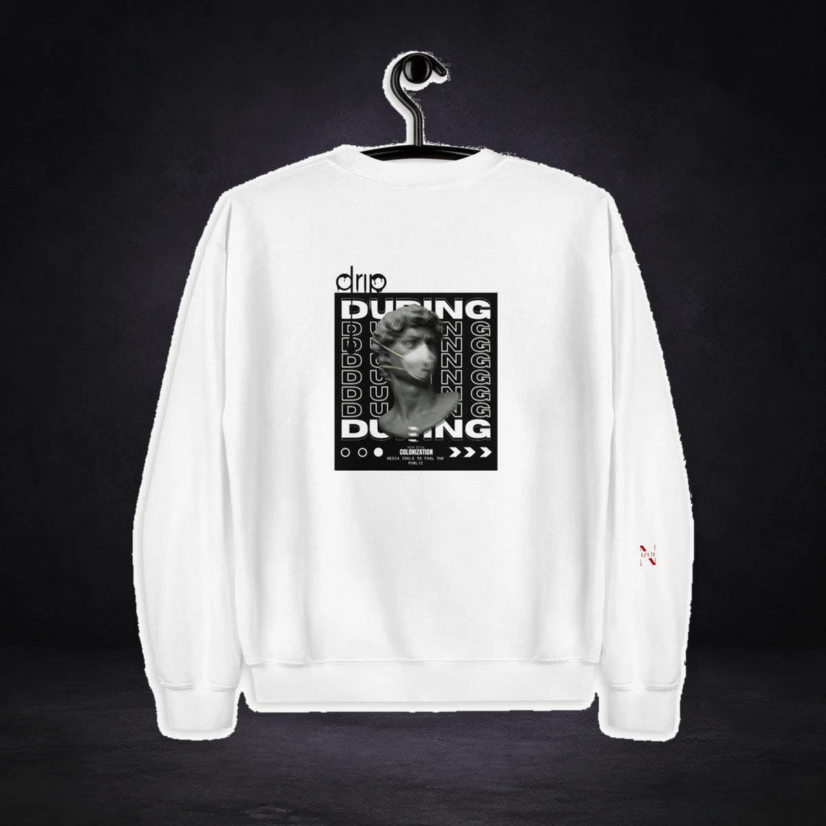 Drip Graphic Sweater von NiZED, Rückansicht mit Designprint vor dunklem Betonhintergrund