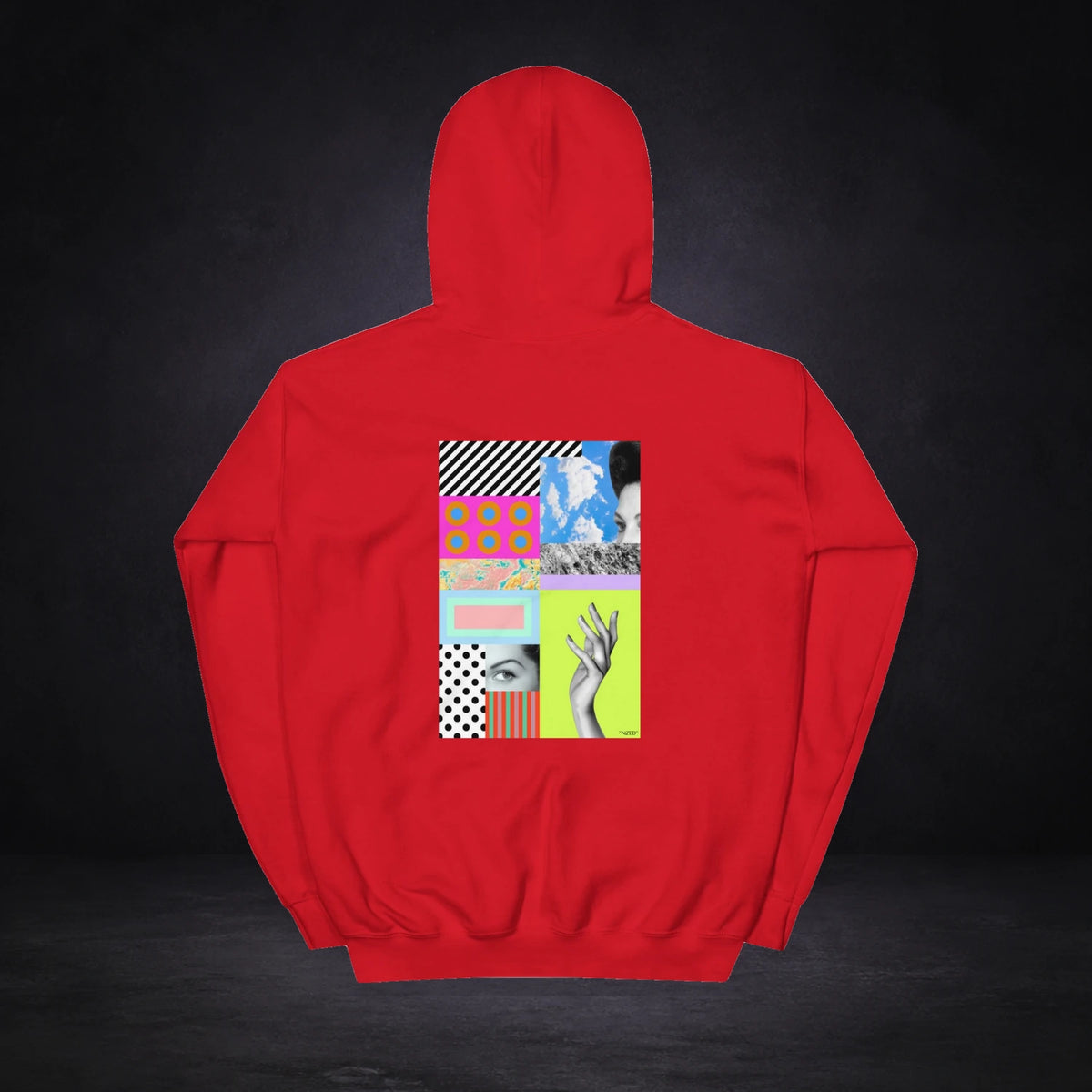 Dzr Graphic Hoodie von NiZED, Rückansicht mit Designprint vor dunklem Betonhintergrund