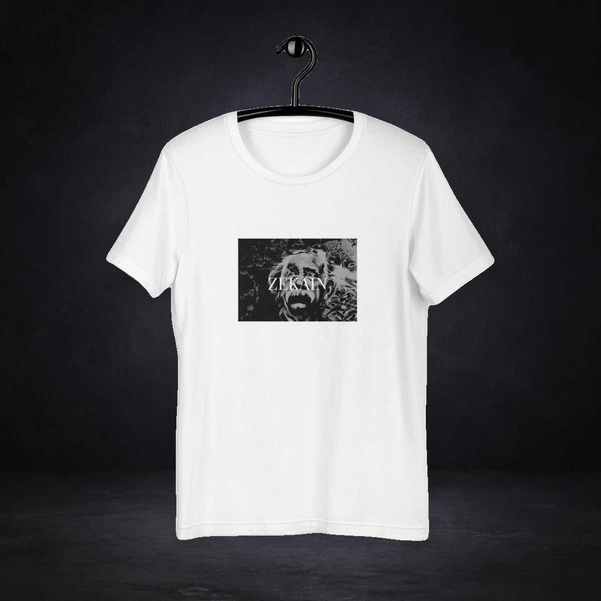 Einstein Graphic T-Shirt von NiZED, Vorderansicht mit Designprint vor dunklem Betonhintergrund