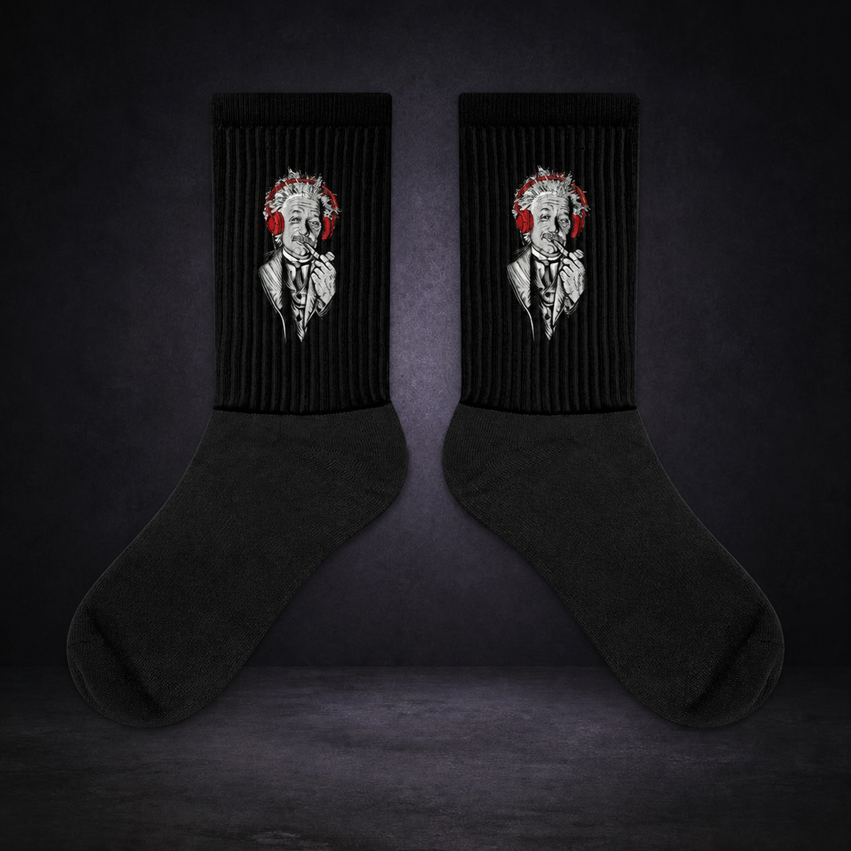 Einstein Socken von NiZED im dunklen Betonraum – sauberes Kollektionscover
