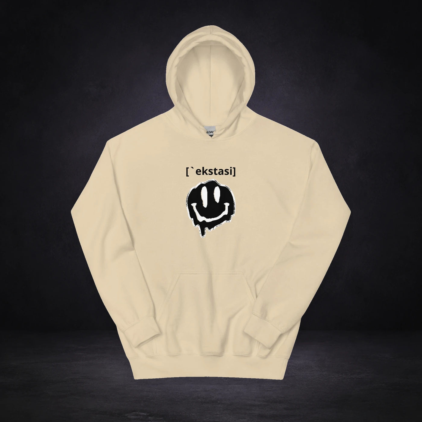 SMILE ME XTC Kapuzenpullover von NiZED, Vorderansicht mit Designprint vor dunklem Betonhintergrund