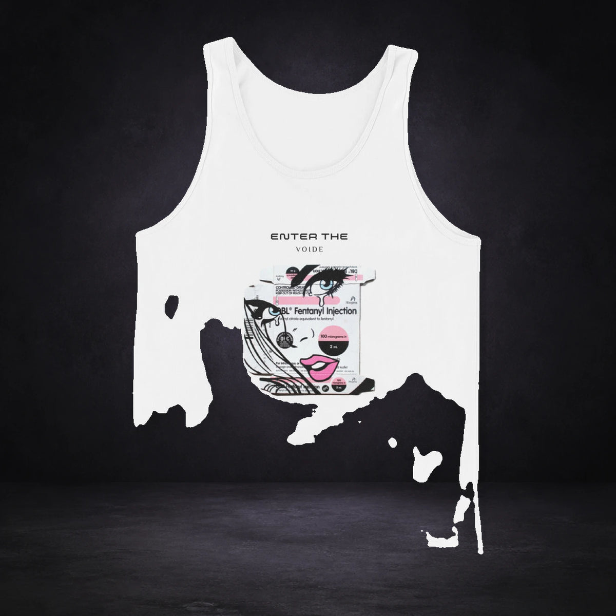Enter Voide Tank Top von NiZED, Vorderansicht mit Designprint vor dunklem Betonhintergrund