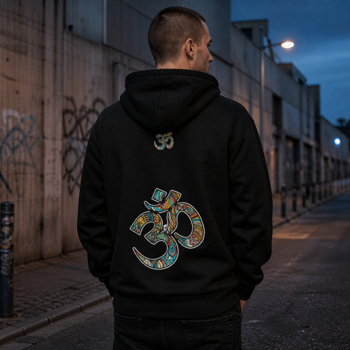 NiZED Essential Graphic Hoodie mit großem Om-Rückenprint an Mann – KI-generierte Darstellung