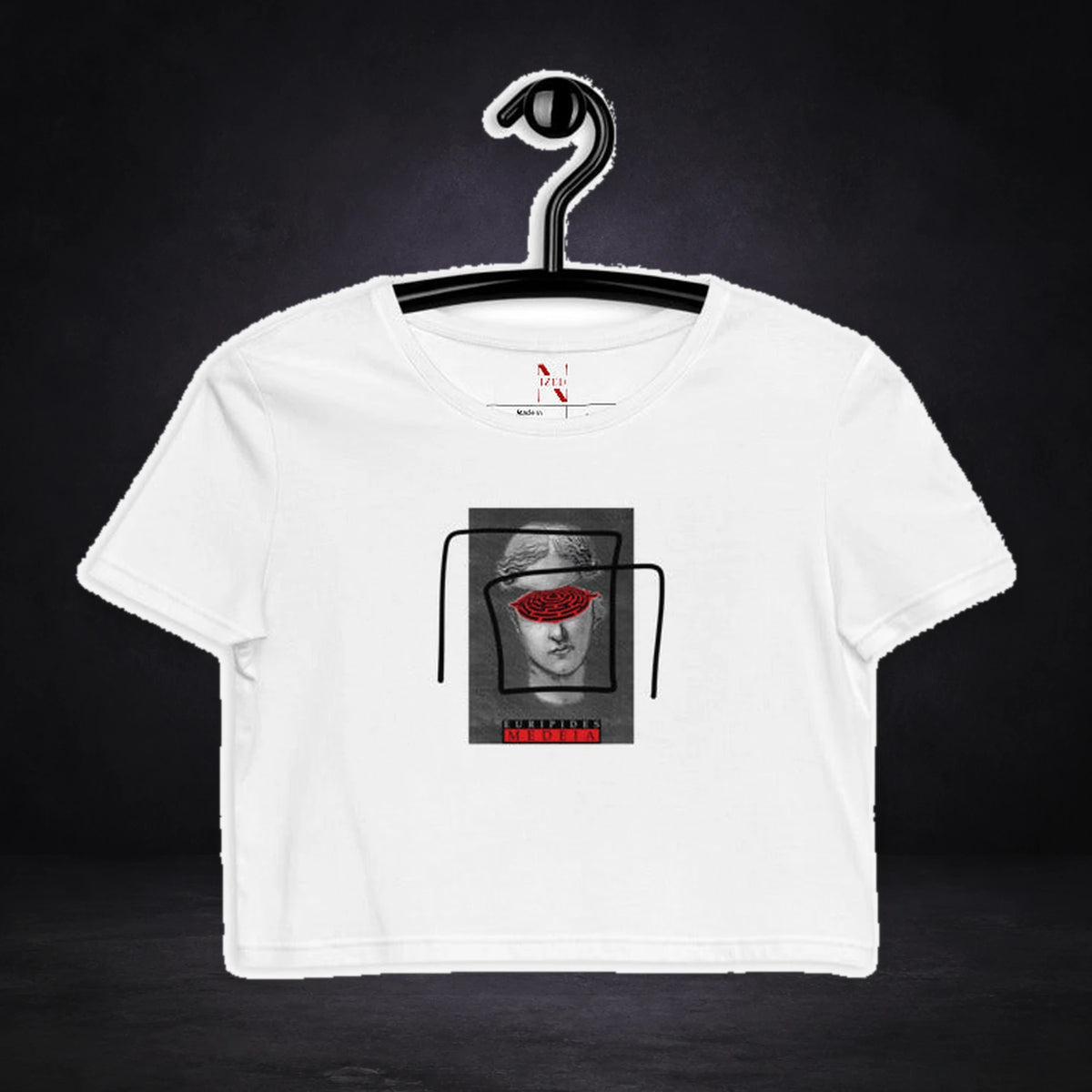 Euripides Media Crop Top von NiZED, Vorderansicht mit Designprint vor dunklem Betonhintergrund