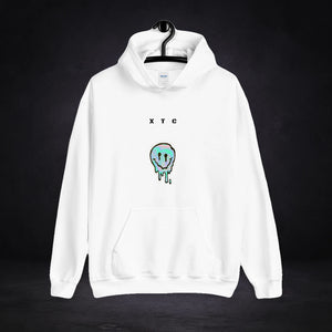 Extasy Graphic Hoodie von NiZED, Vorderansicht mit Designprint vor dunklem Betonhintergrund