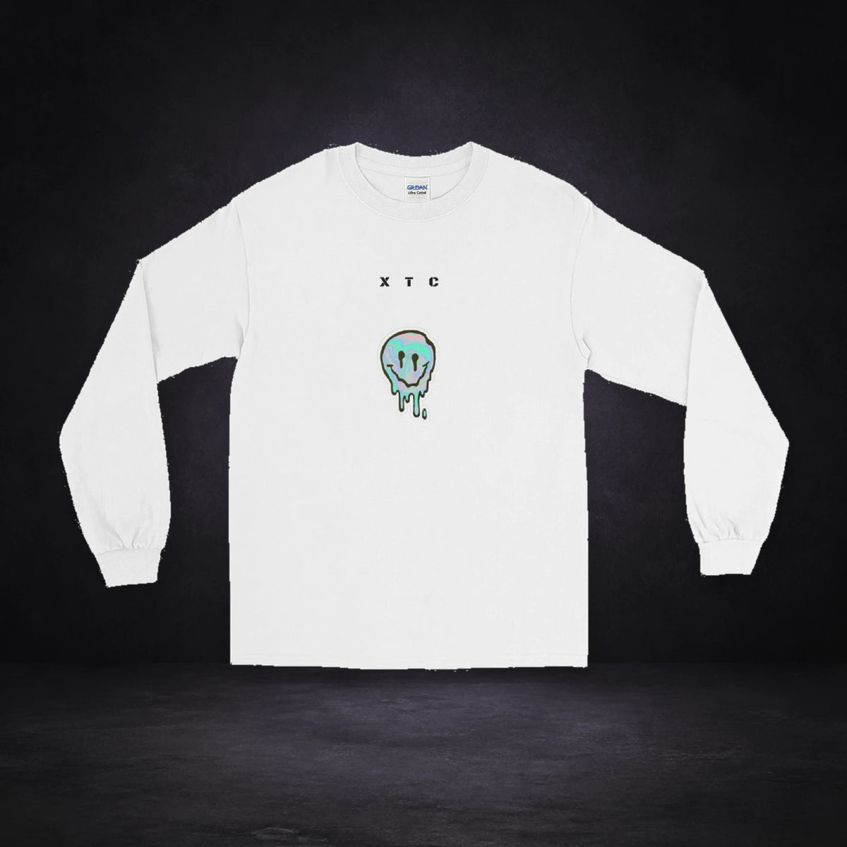 Extasy Vibes Langarmshirt von NiZED, Vorderansicht mit Designprint vor dunklem Betonhintergrund