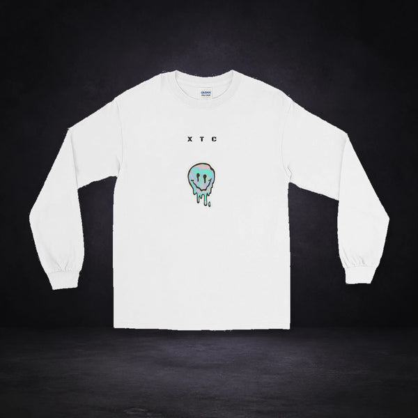 Extasy Vibes Langarmshirt von NiZED, Vorderansicht mit Designprint vor dunklem Betonhintergrund