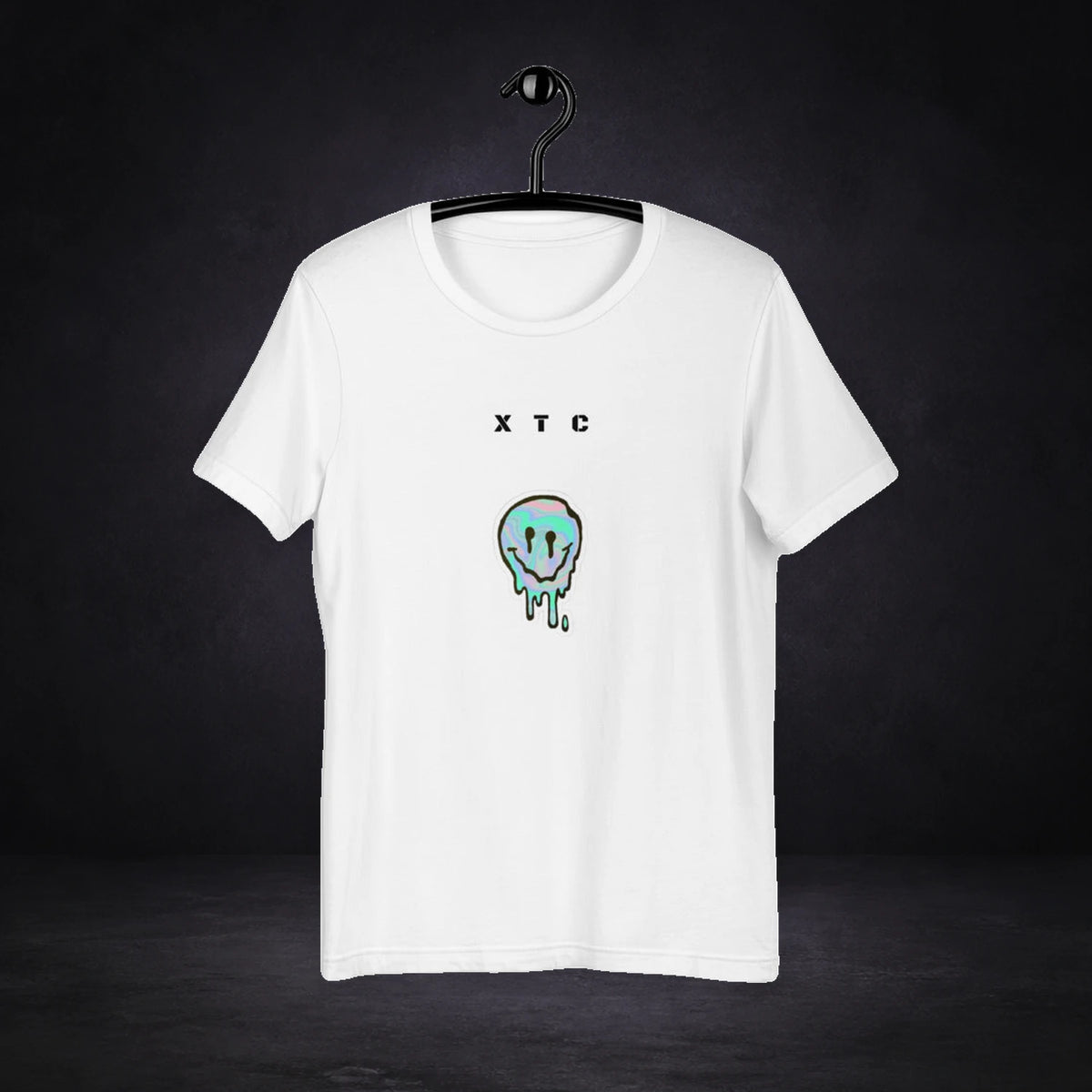Extasy Graphic T-Shirt von NiZED, Vorderansicht mit Designprint vor dunklem Betonhintergrund