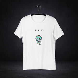 Extasy Graphic T-Shirt von NiZED, Vorderansicht mit Designprint vor dunklem Betonhintergrund