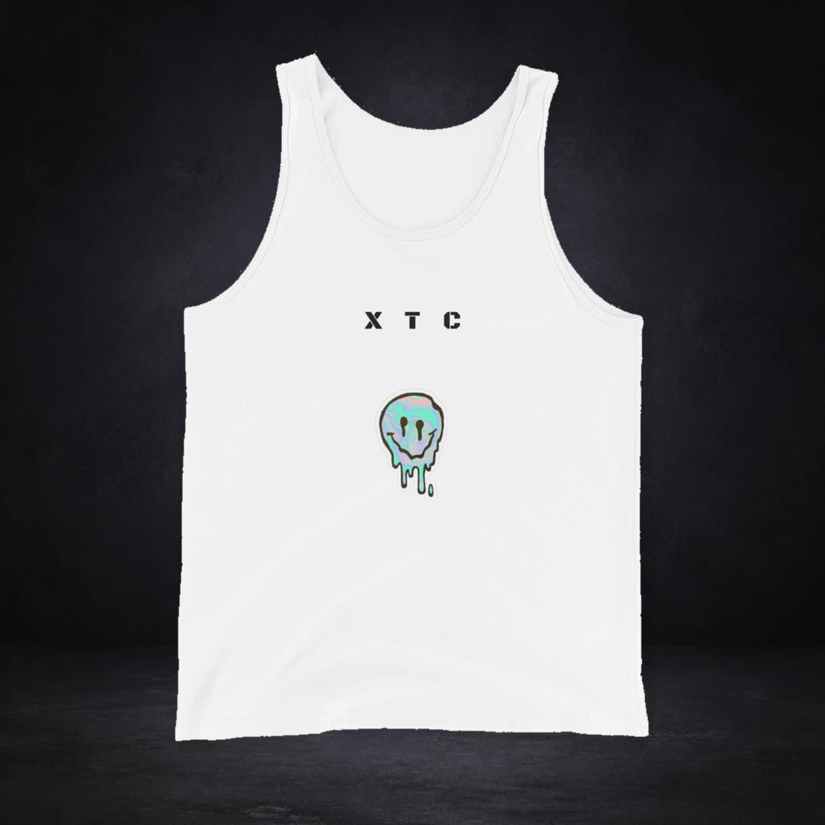 Extasy Vibes Tank Top von NiZED, Vorderansicht mit Designprint vor dunklem Betonhintergrund