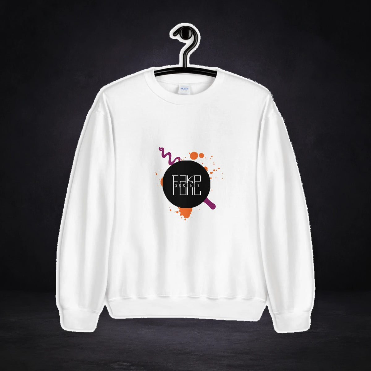 Fake Society Sweater von NiZED, Vorderansicht mit Designprint vor dunklem Betonhintergrund