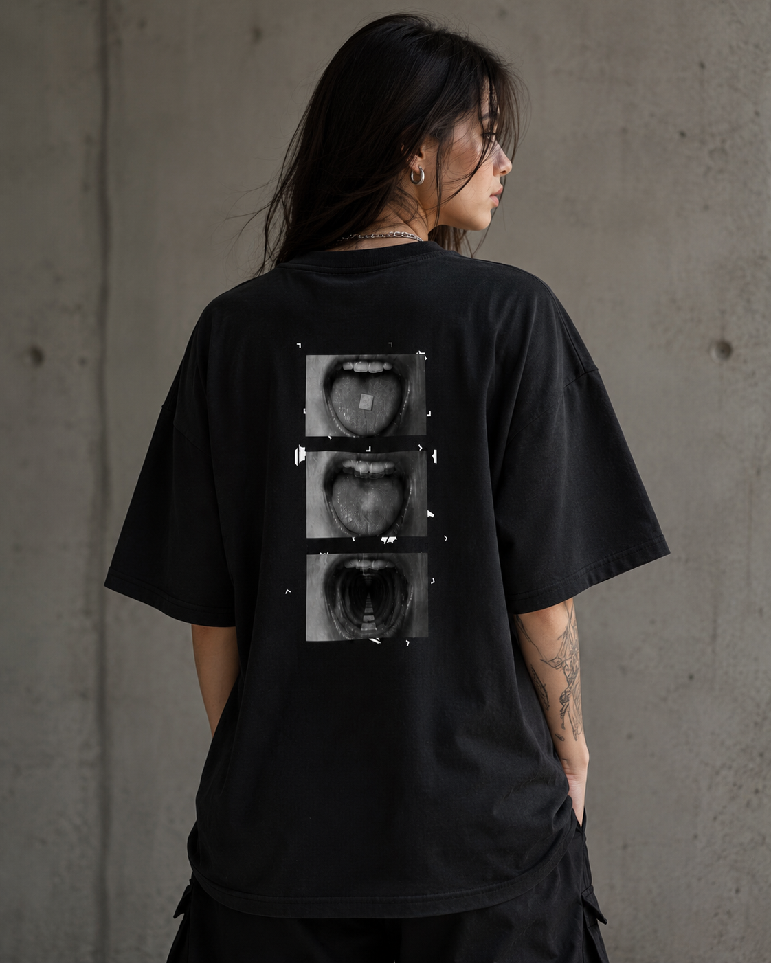 AFTERTASTE Oversized T-Shirt an weiblichem Model als NiZED Fit Check – KI-generierte Darstellung