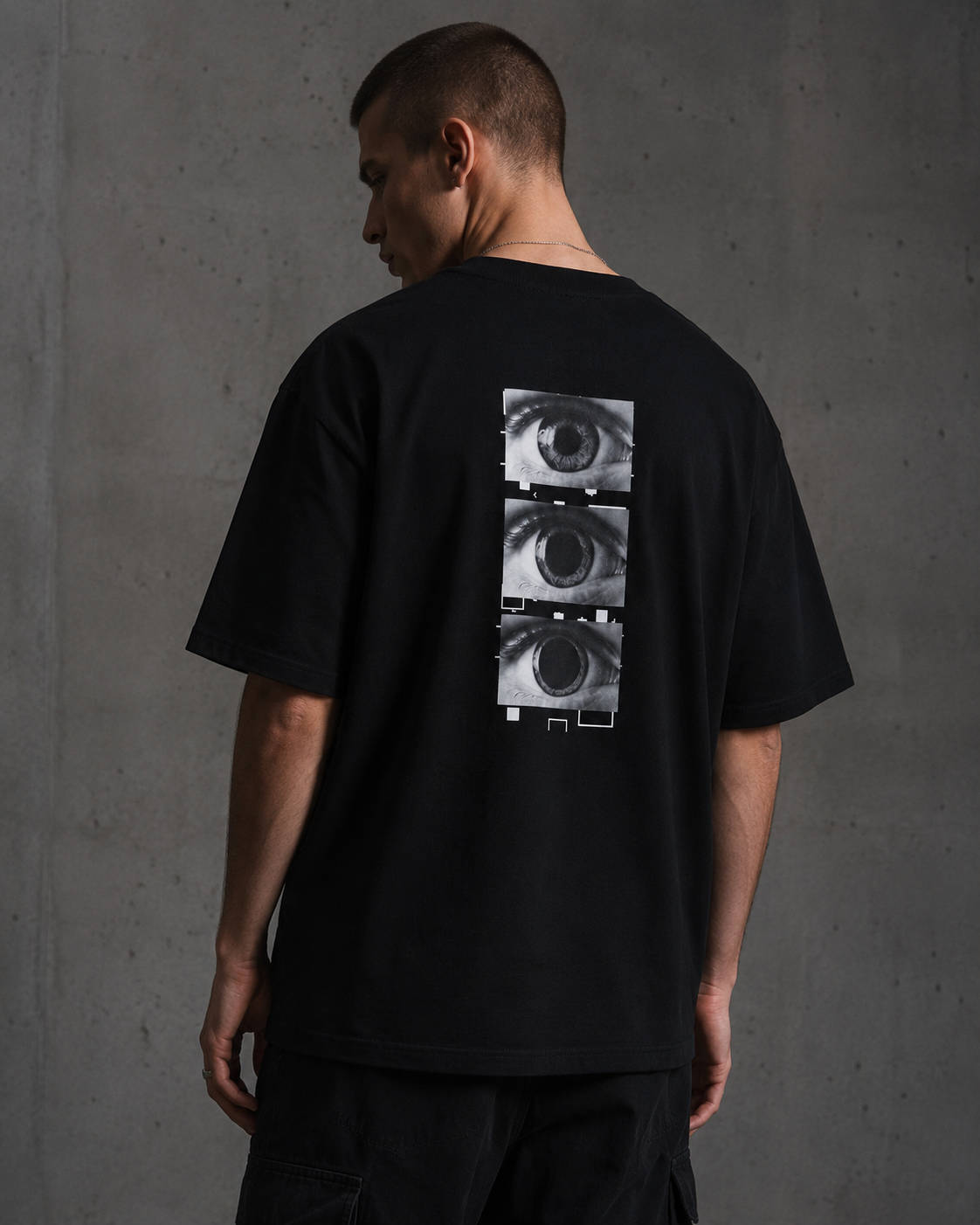 All Eyez On Me Oversized T-Shirt an maennlichem Model als NiZED Fit Check – KI-generierte Darstellung