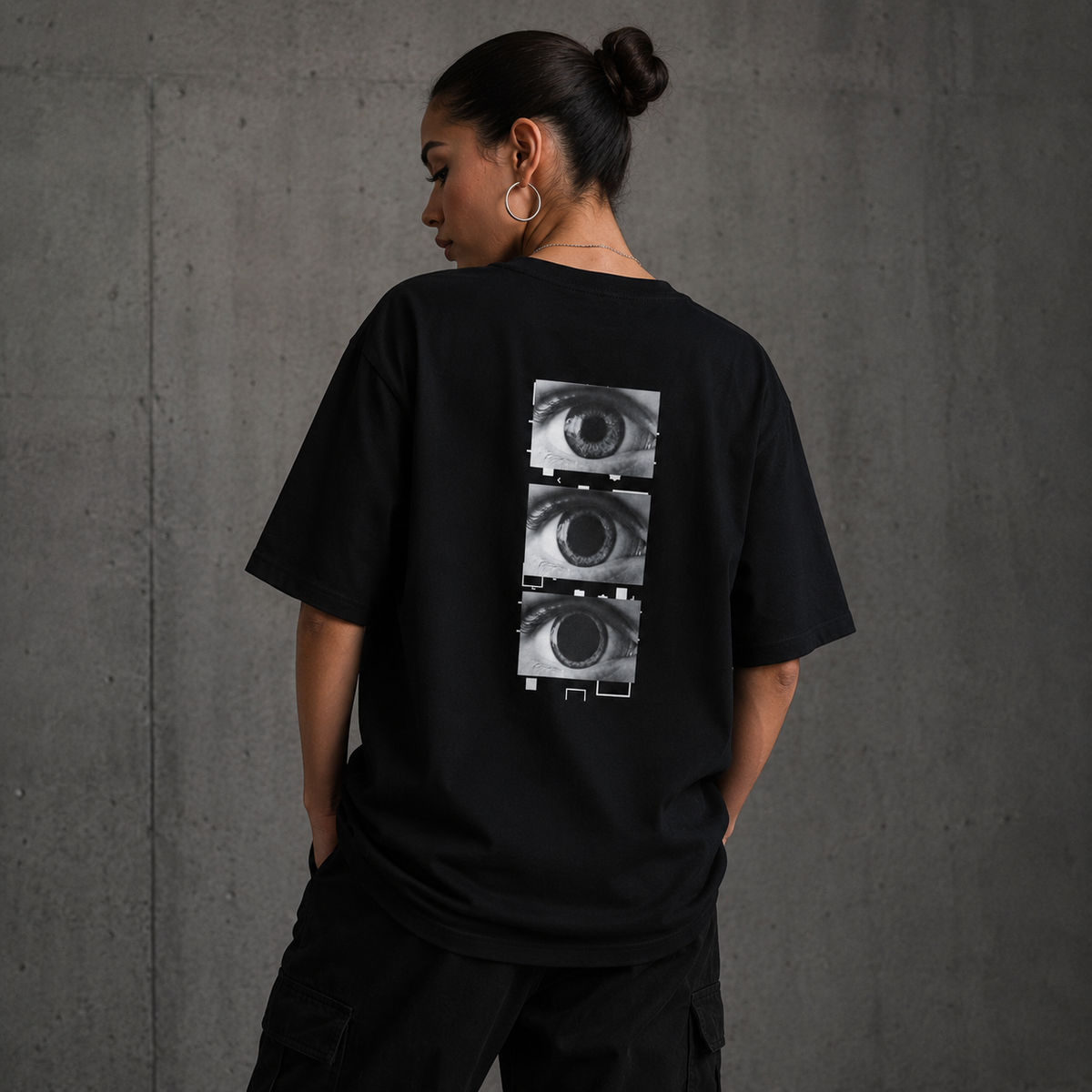 All Eyez On Me Oversized T-Shirt am Model Rueckenansicht als NiZED Fit Check – KI-generierte Darstellung