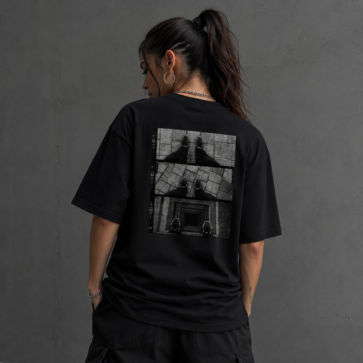 FLOOR DROP Oversized T-Shirt am Model Rueckenansicht als NiZED Fit Check – KI-generierte Darstellung