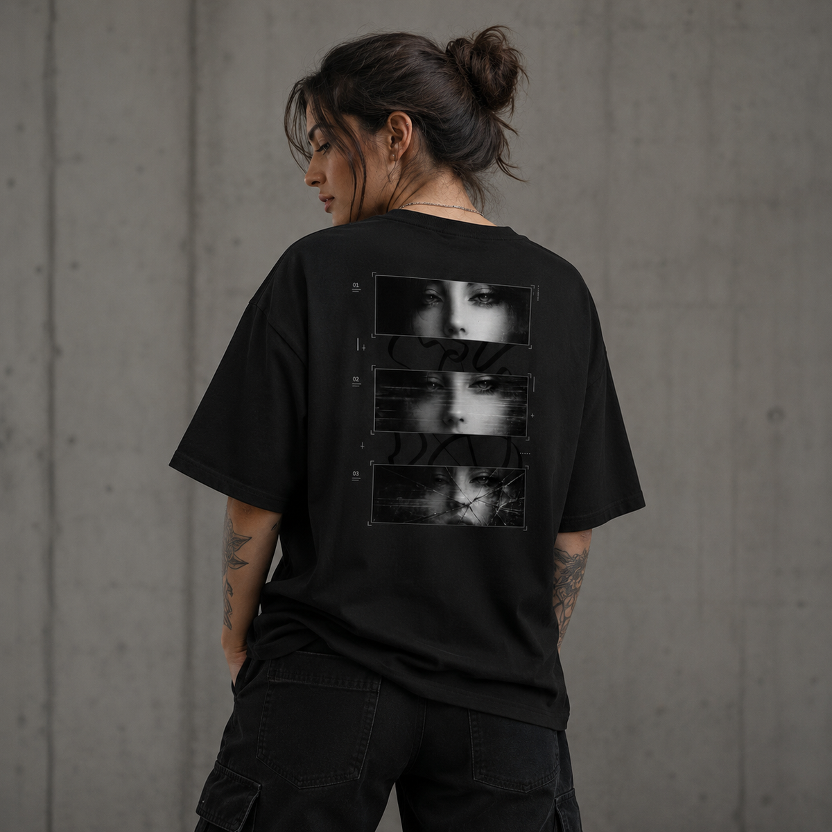 MIRROR CHECK Oversized T-Shirt am Model Rueckenansicht als NiZED Fit Check – KI-generierte Darstellung