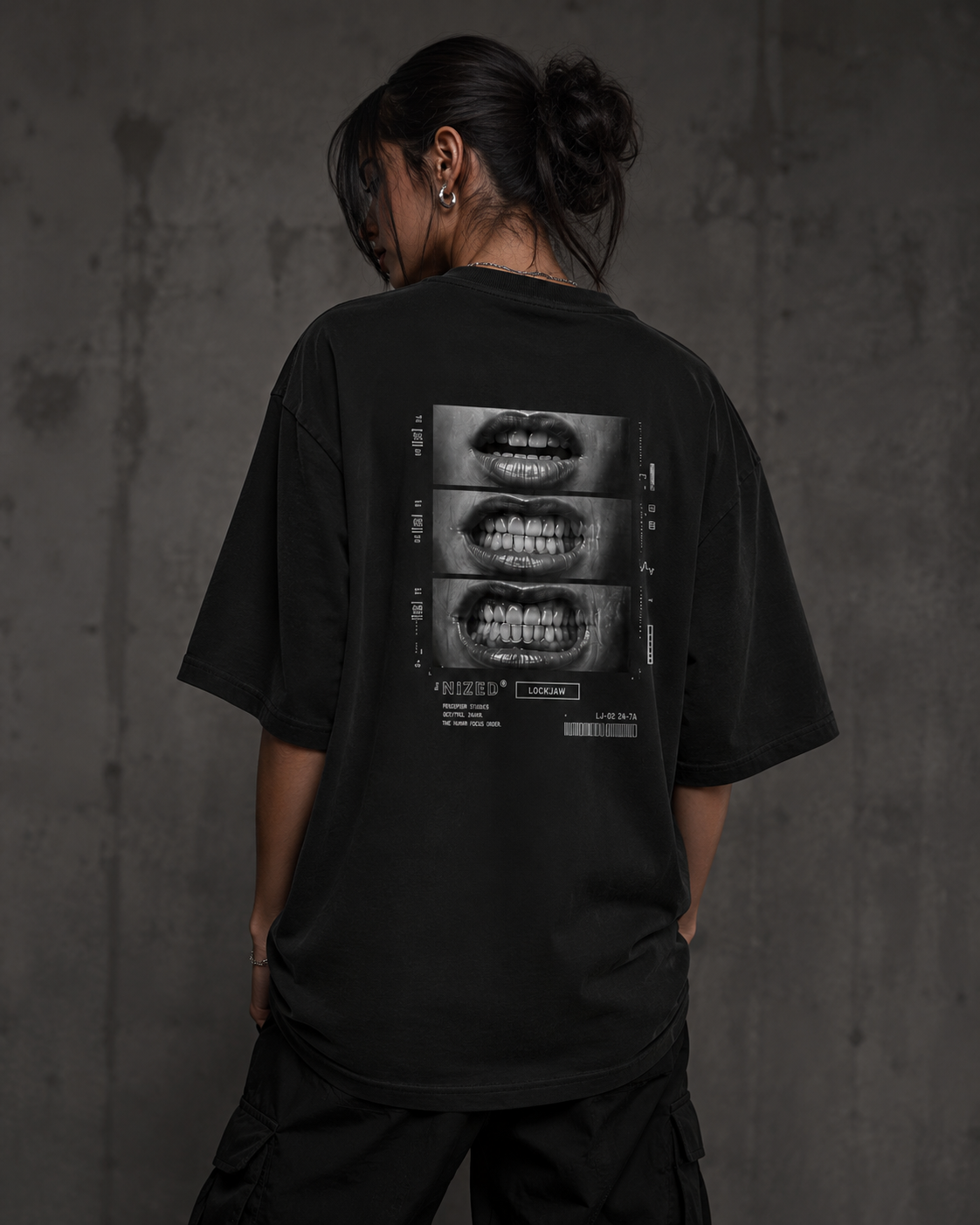 LOCKJAW Oversized T-Shirt an weiblichem Model als NiZED Fit Check – KI-generierte Darstellung
