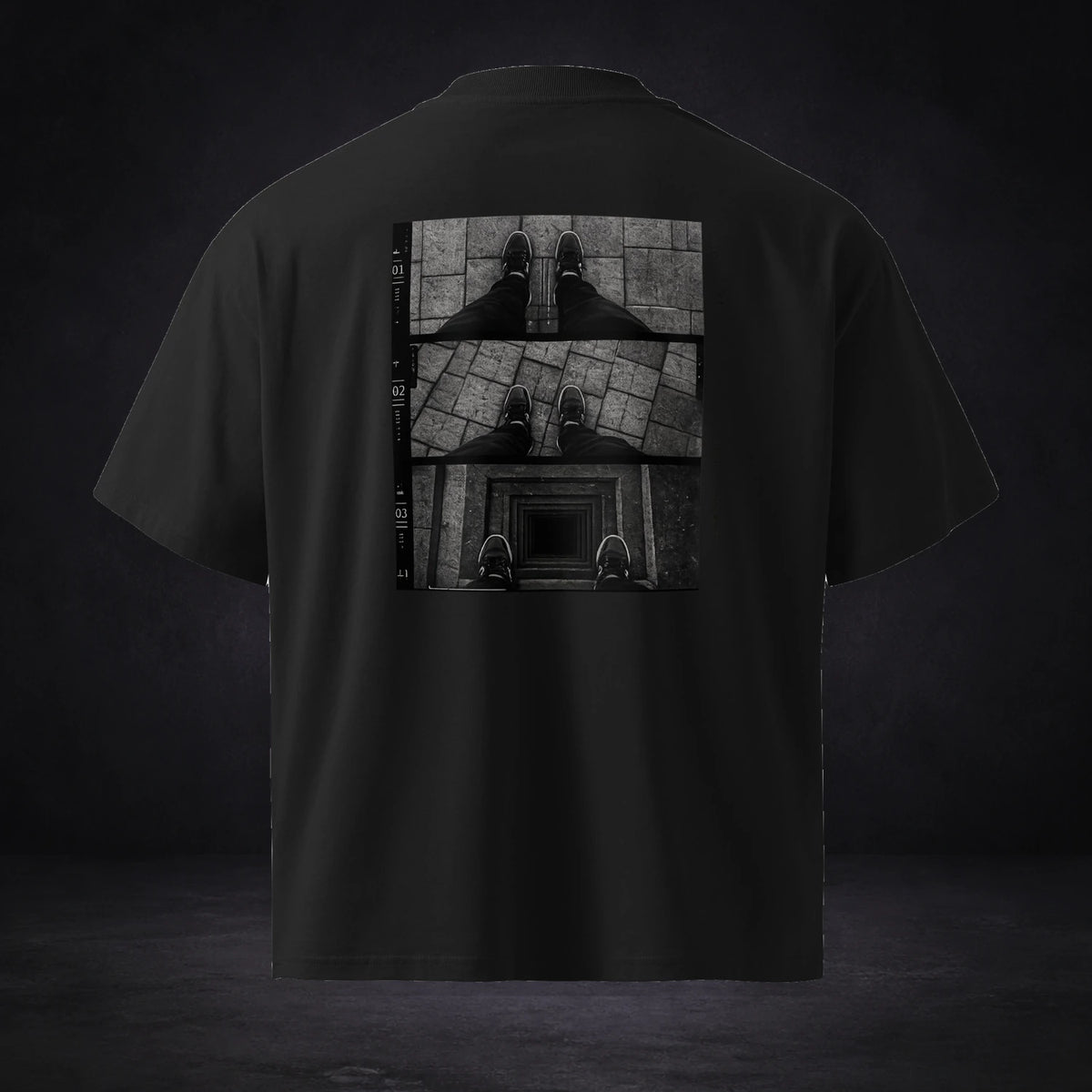FLOOR DROP Oversized T-Shirt von NiZED, Vorderansicht mit Designprint vor dunklem Betonhintergrund