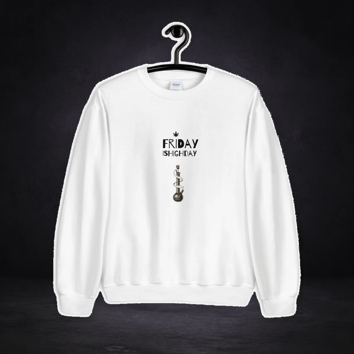 Friday is Highday Sweater von NiZED, Vorderansicht mit Designprint vor dunklem Betonhintergrund