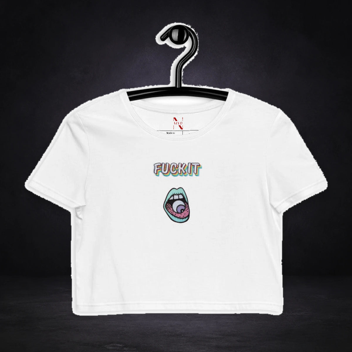 Fuck Crop Top von NiZED, Vorderansicht mit Designprint vor dunklem Betonhintergrund