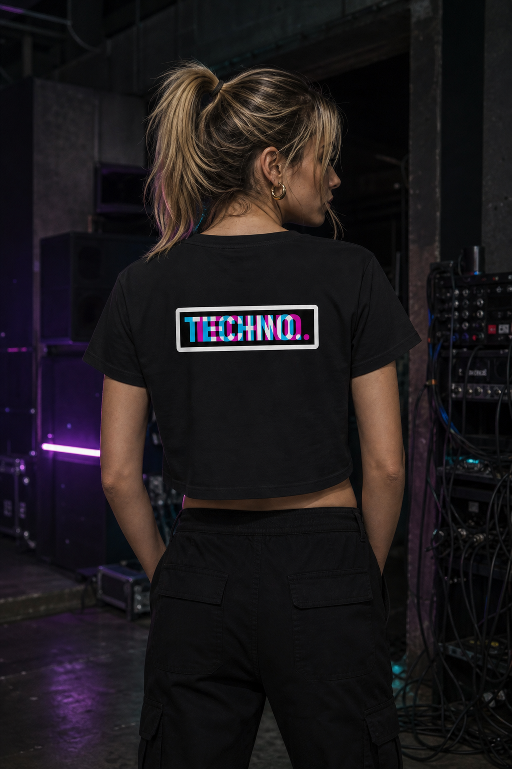Techno Graphic Crop Top am weiblichen Model mit Rueckendruck. KI-generierte Darstellung