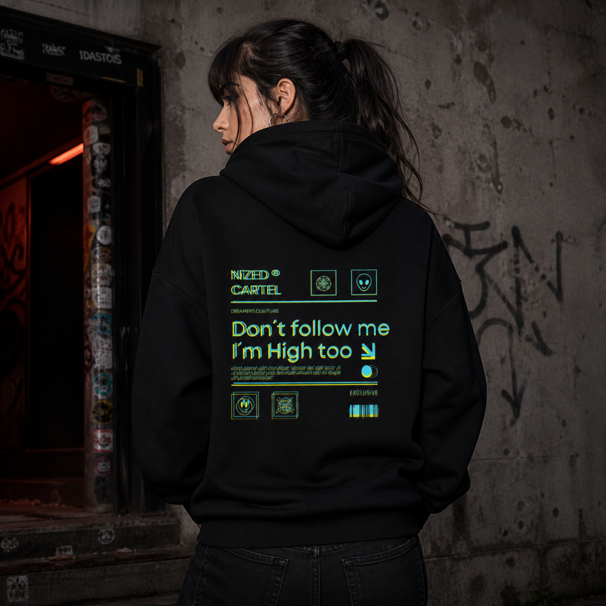 Dont Follow Me Hoodie am weiblichen Model mit Backprint als NiZED Fit Check – KI-generierte Darstellung