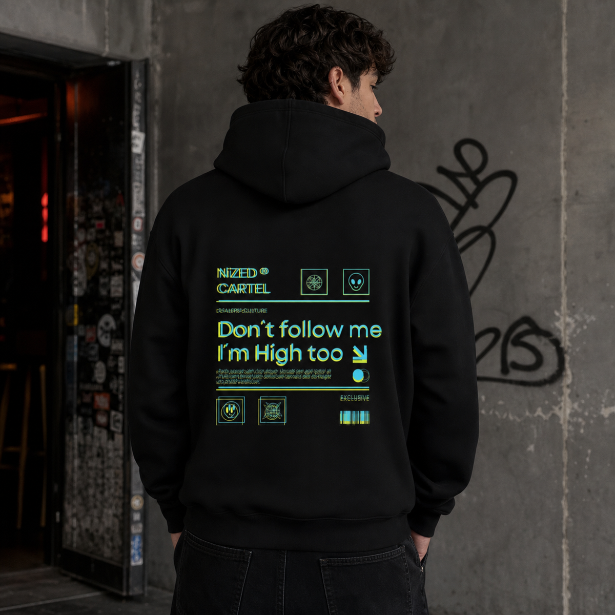 Dont Follow Me Hoodie am maennlichen Model mit Backprint als NiZED Fit Check – KI-generierte Darstellung