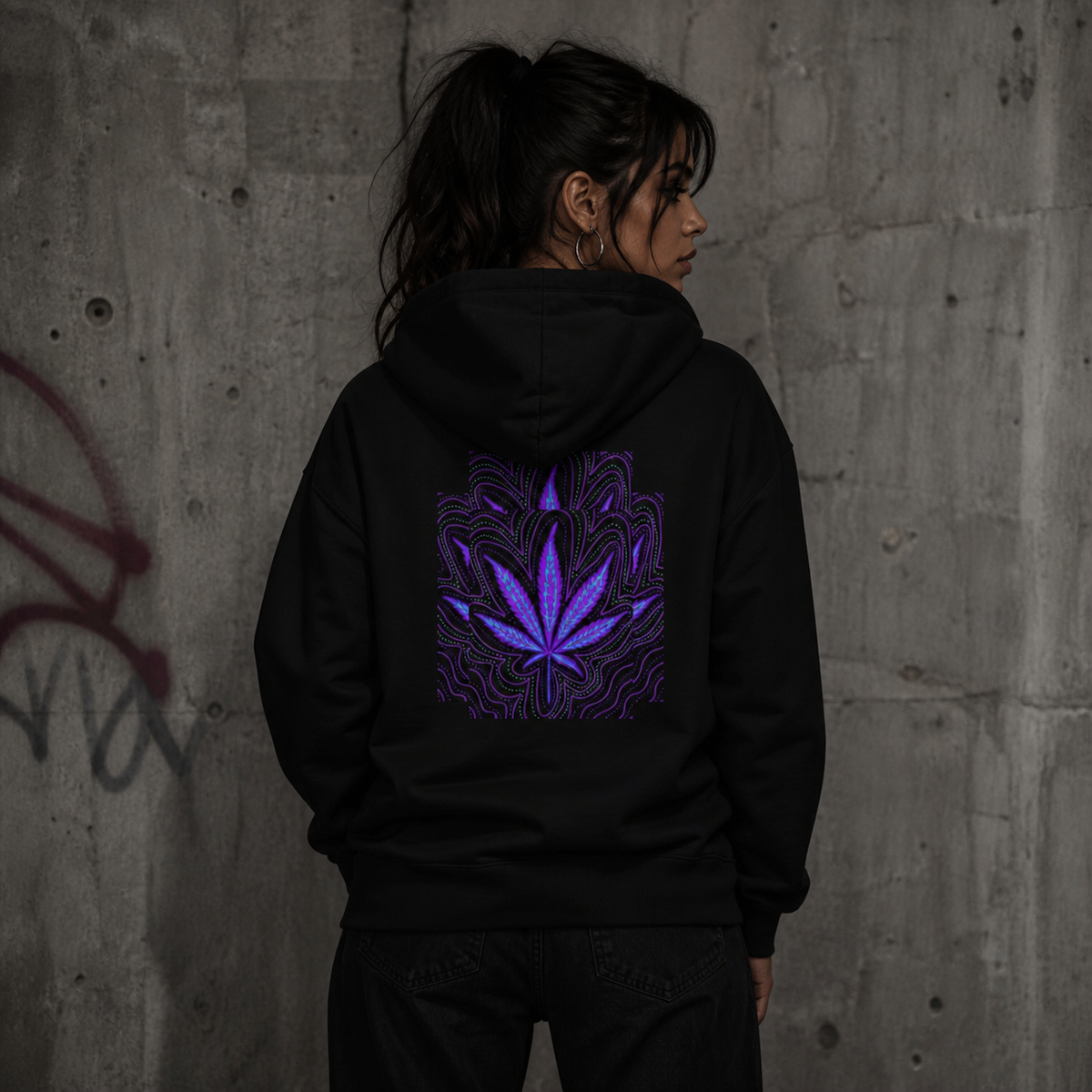 Stoned Again Hoodie am weiblichen Model mit Backprint als NiZED Fit Check – KI-generierte Darstellung
