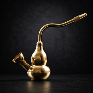 Golden Water Smoking Gadget im neutralen dunklen NiZED Studio