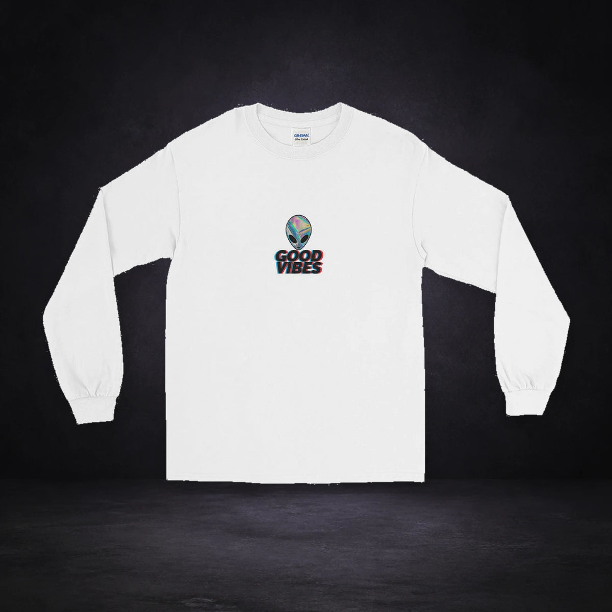 Good Vibes Tshirt von NiZED, Vorderansicht mit Designprint vor dunklem Betonhintergrund