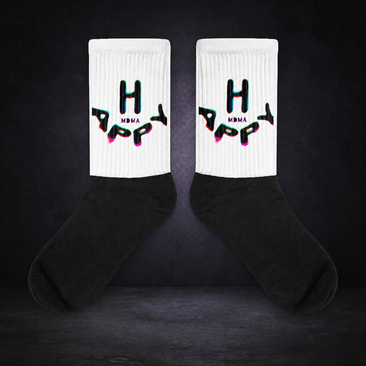 Happy MDMA Socken – sauberes NiZED Kollektionscover im dunklen Betonraum