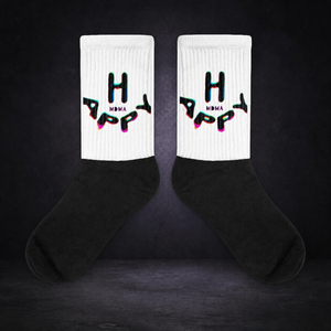 Happy MDMA Socken – sauberes NiZED Kollektionscover im dunklen Betonraum