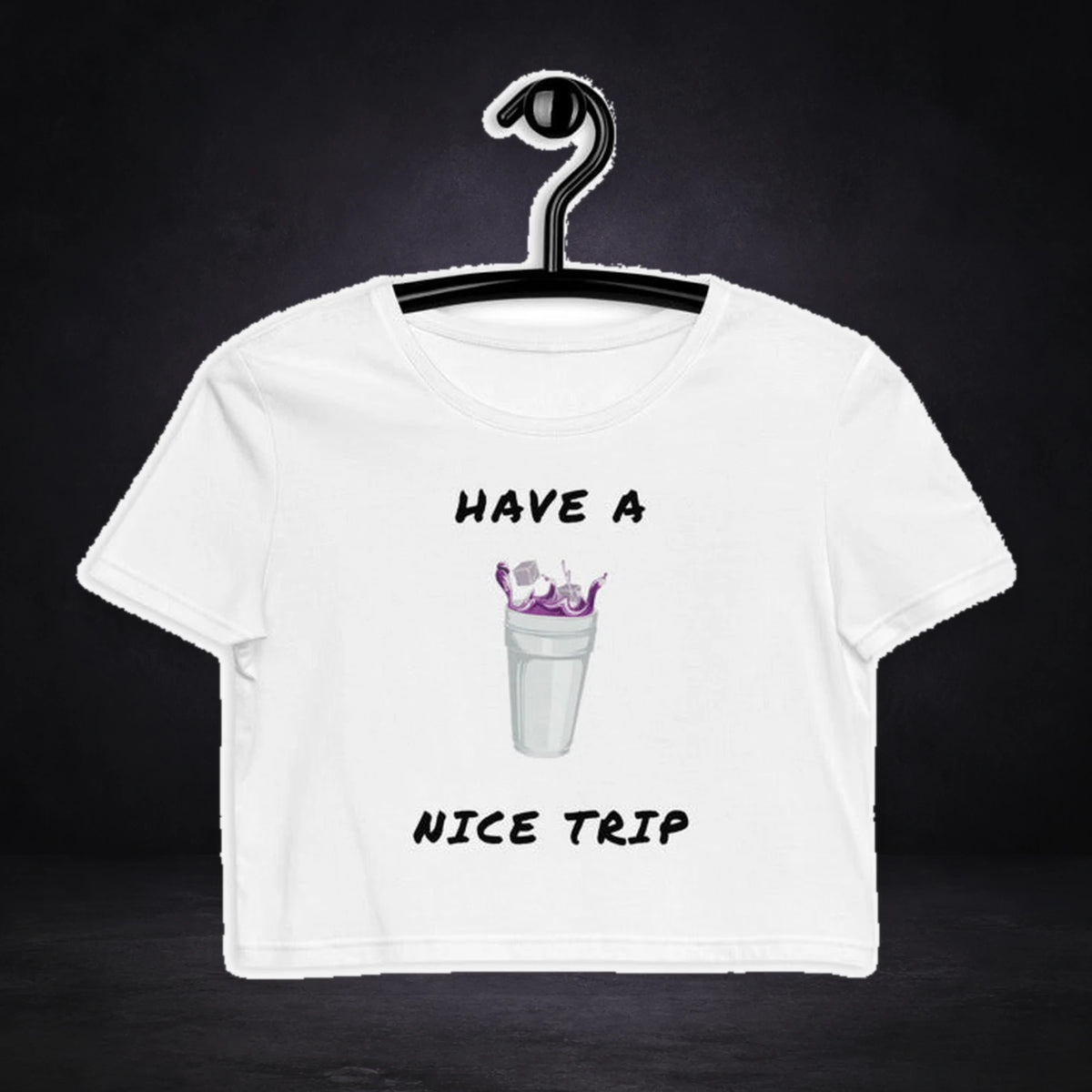 Have Nice Trip Crop Top von NiZED, Vorderansicht mit Designprint vor dunklem Betonhintergrund