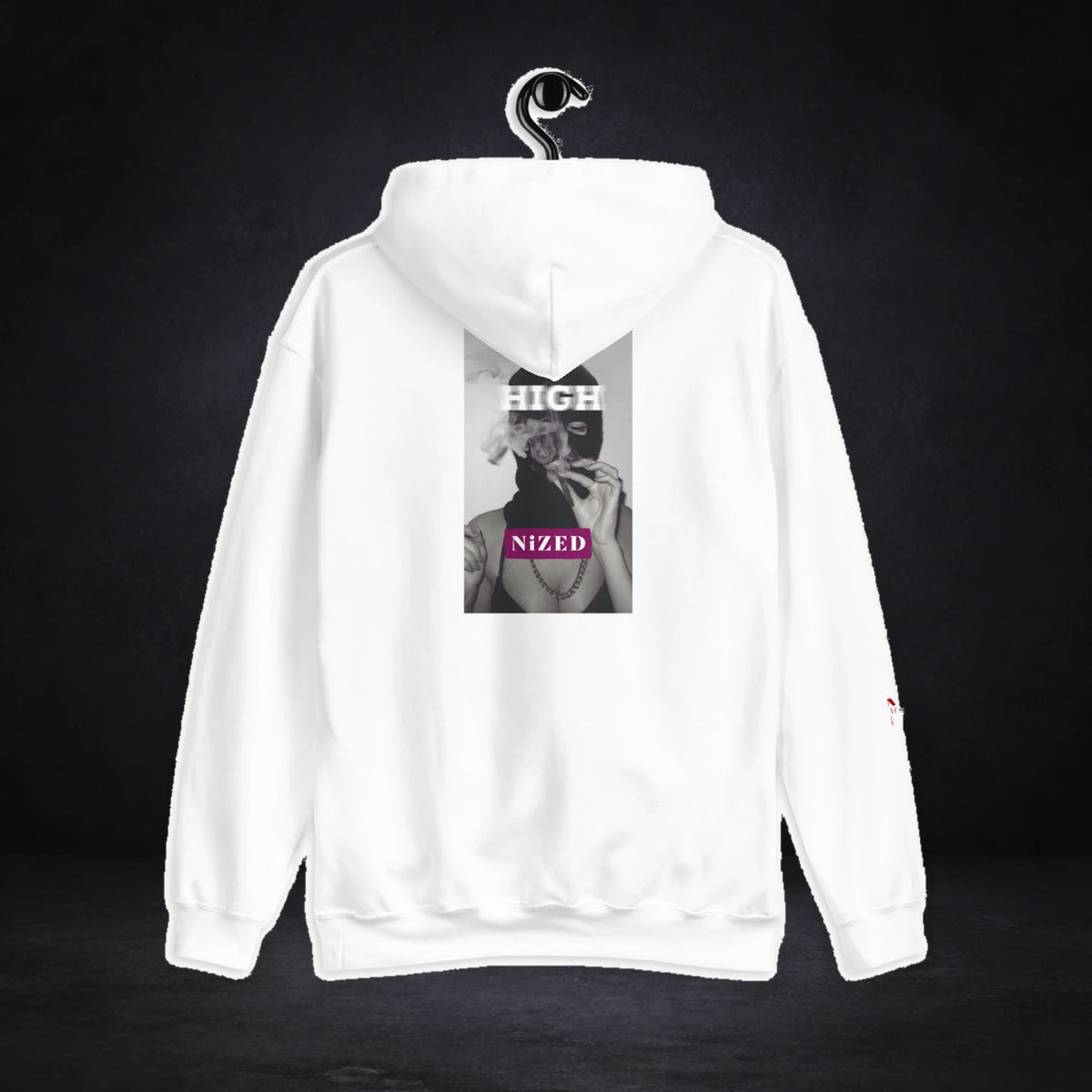 High Graphic Hoodie von NiZED in Weiß, Rückansicht mit Designprint vor dunklem Betonhintergrund