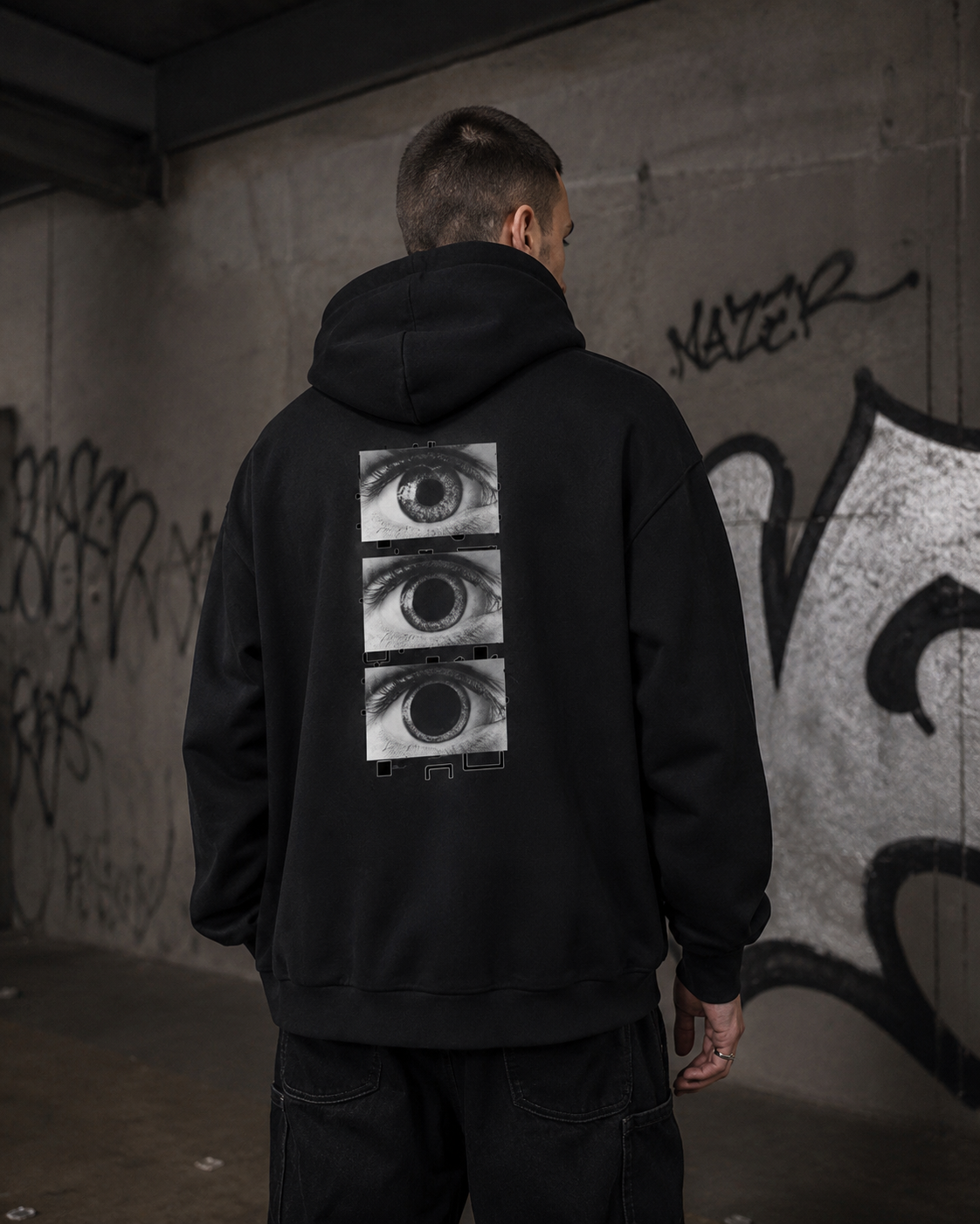 All Eyez On Me Hoodie am maennlichen Model als NiZED Fit Check – KI-generierte Darstellung