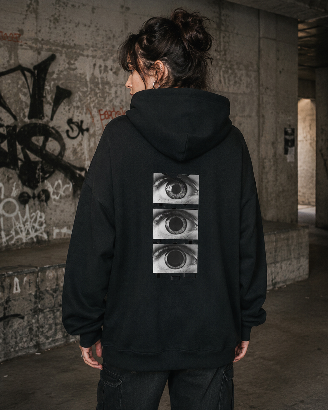 All Eyez On Me Hoodie am weiblichen Model als NiZED Fit Check – KI-generierte Darstellung