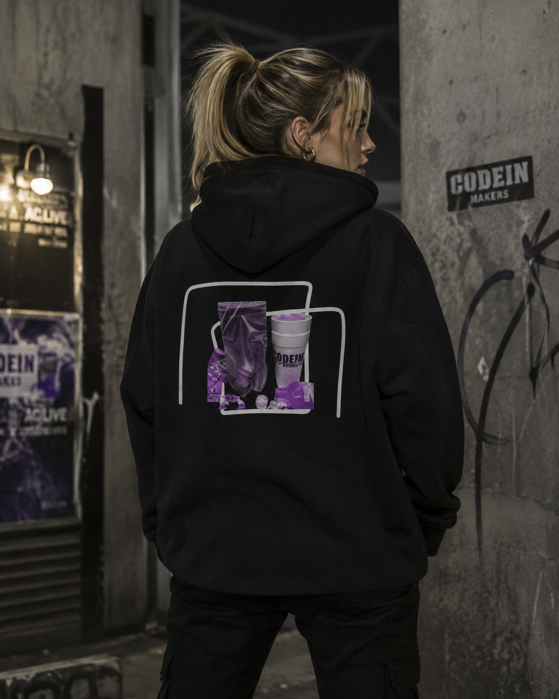 Codein Makers Hoodie am weiblichen Model als NiZED Fit Check – KI-generierte Darstellung