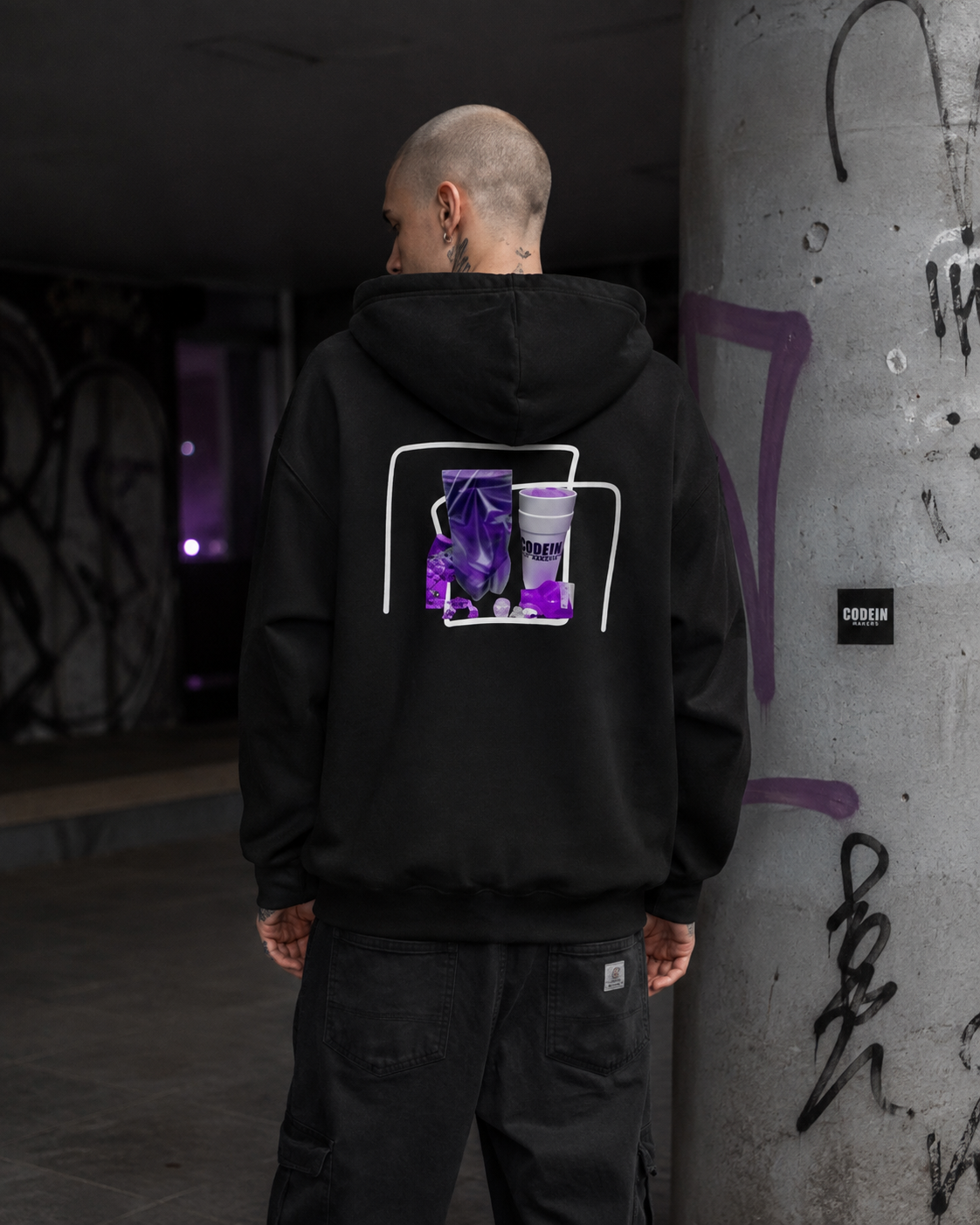 Codein Makers Hoodie am maennlichen Model als NiZED Fit Check – KI-generierte Darstellung