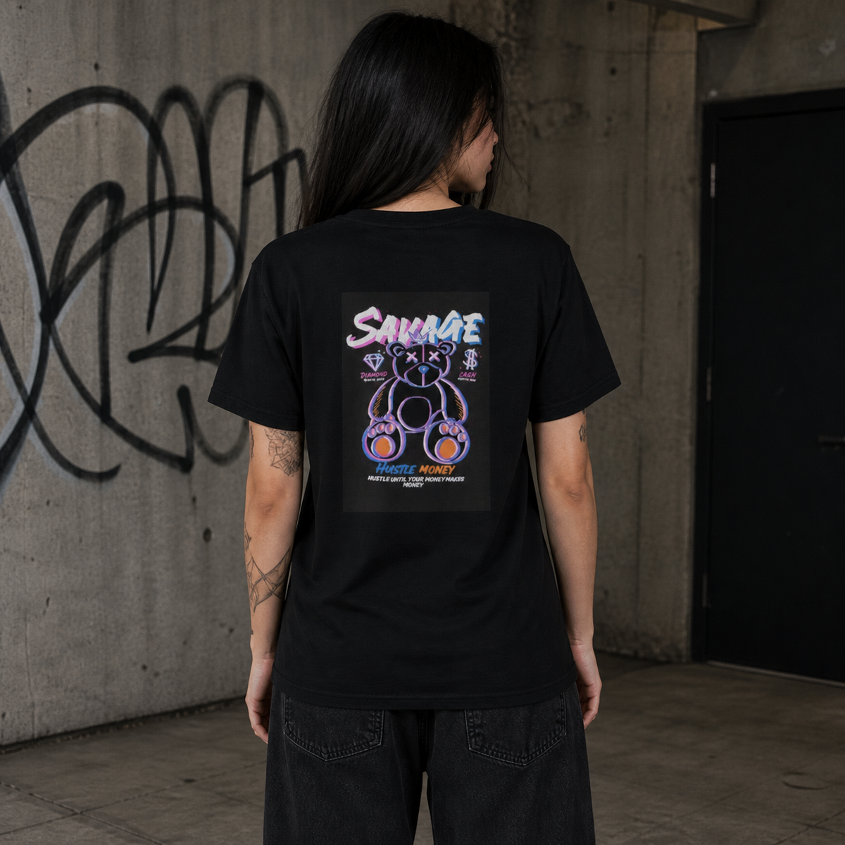 Hustle Money T-Shirt Damen Model Rückenansicht - KI-generierte Darstellung