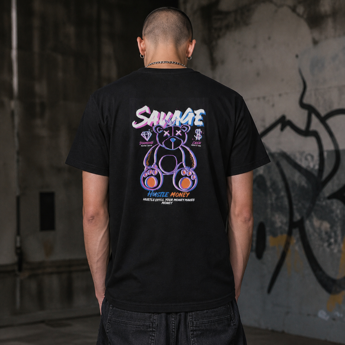 Hustle Money T-Shirt Herren Model Rückenansicht - KI-generierte Darstellung