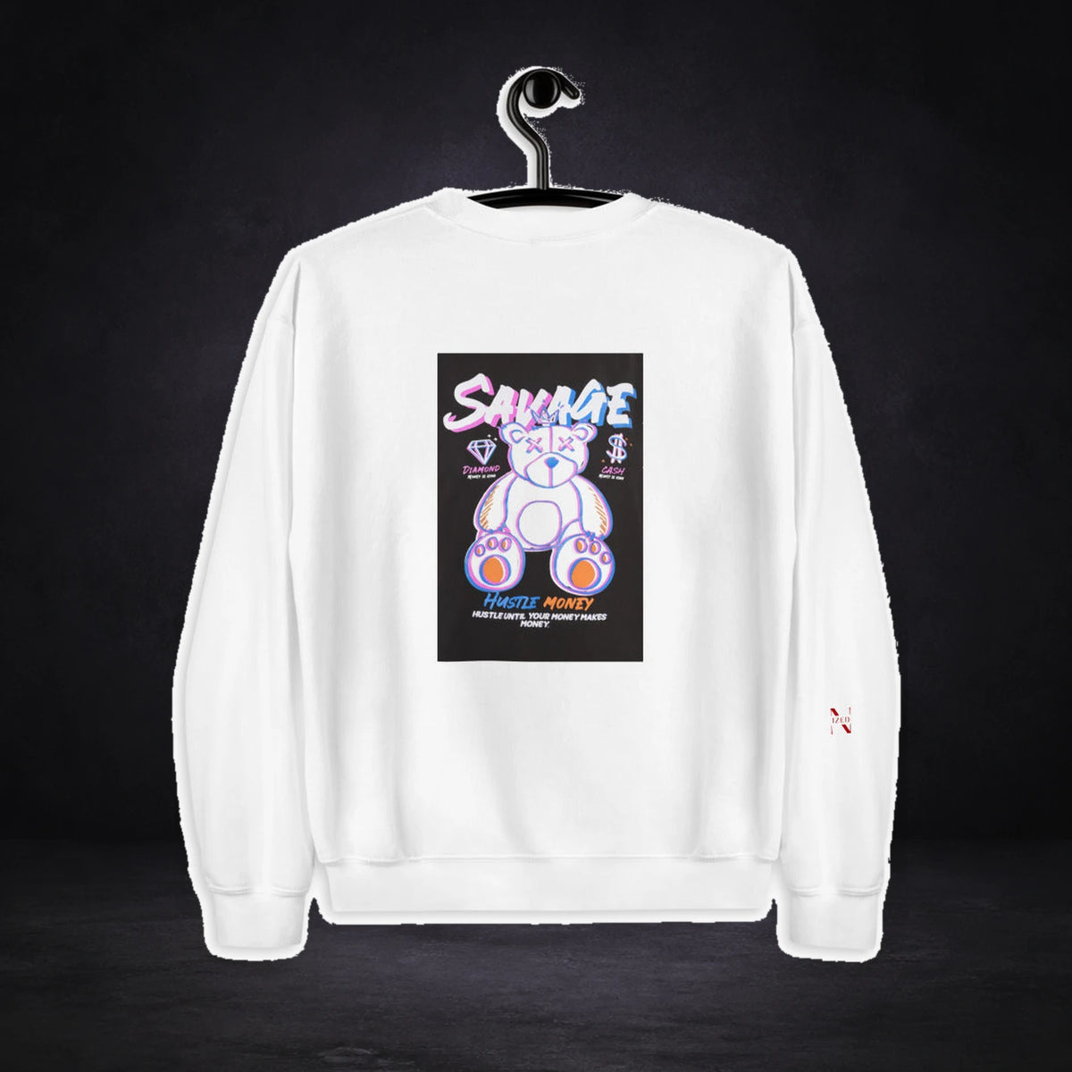 Hustle Money Sweater von NiZED, Rückansicht mit Designprint vor dunklem Betonhintergrund